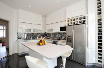 Cocinas blancas y azulejos de color – Serrano